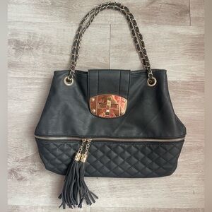 Chic Black Quilted Shoulder Bag with Gold Accents